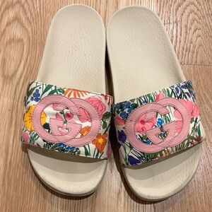 Gucci Floral Slides with Pink Emblem